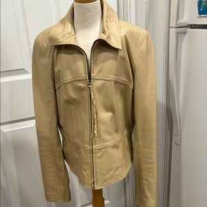 Vakko Tan Lightweight Jacket with Casual Design and Fitted Silhouette